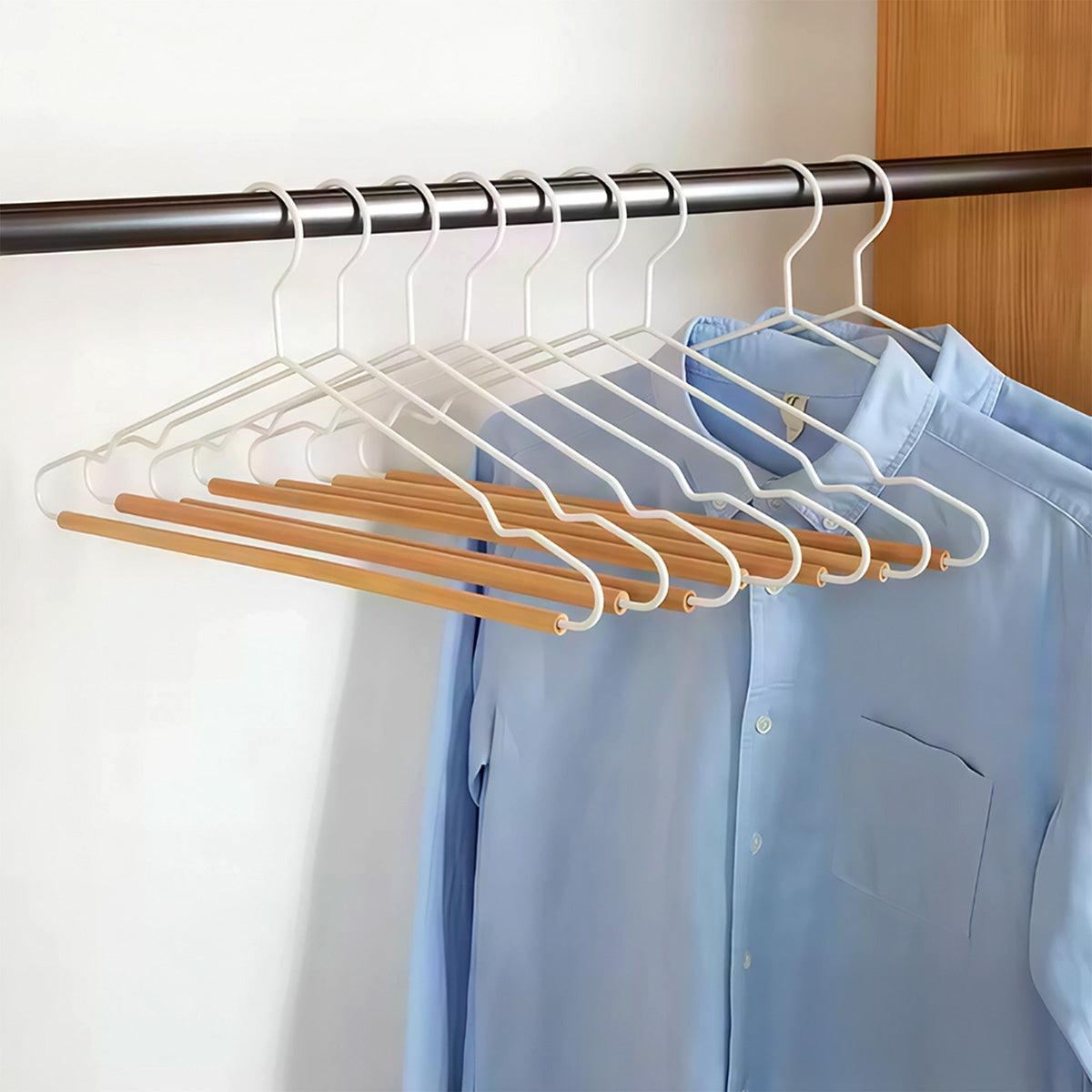 Ganchos metálicos para ropa con base de madera PERFECT SPACE. | Set de 6 piezas.