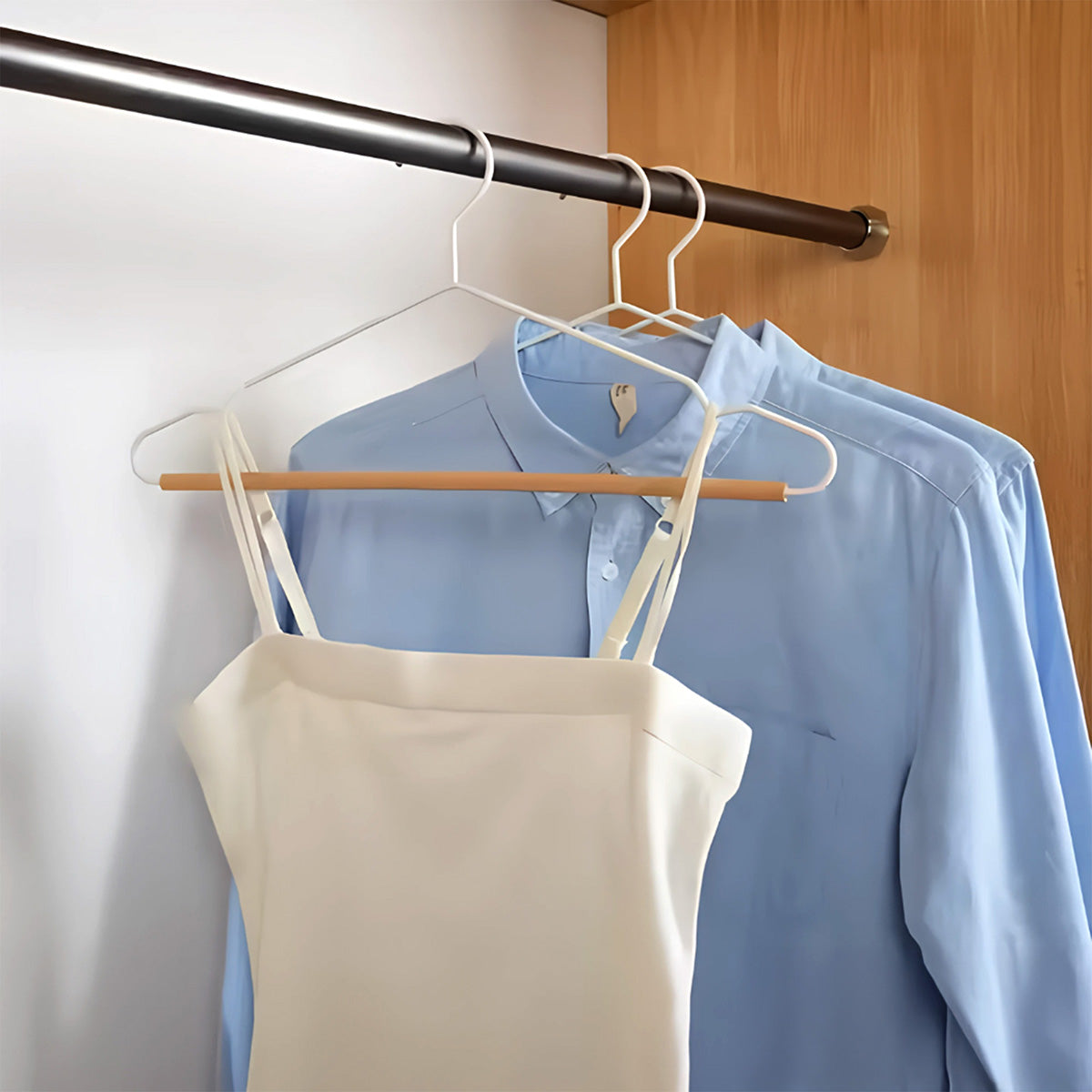 Ganchos metálicos para ropa con base de madera PERFECT SPACE. | Set de 6 piezas.