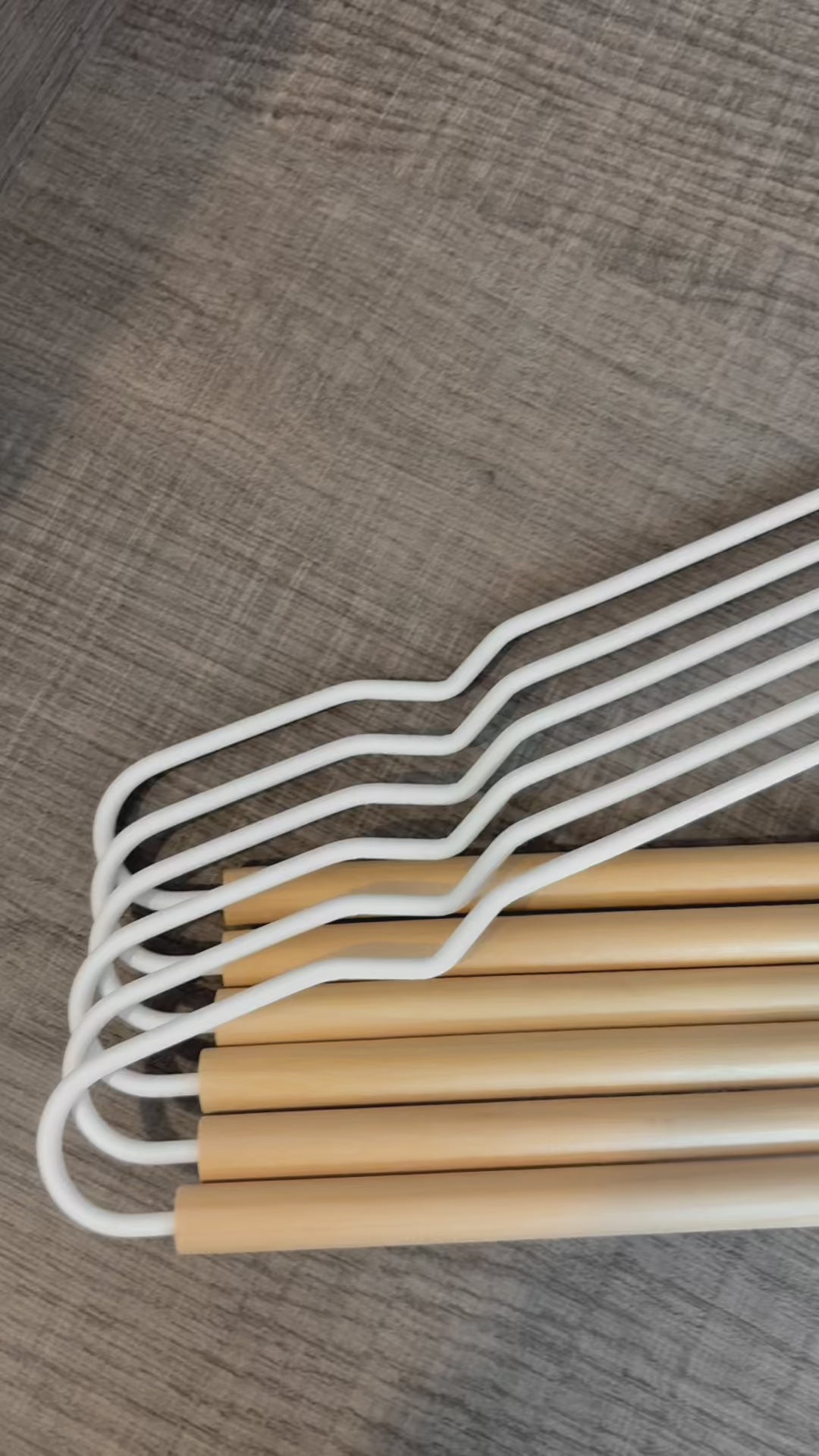 Ganchos metálicos para ropa con base de madera PERFECT SPACE. | Set de 6 piezas.