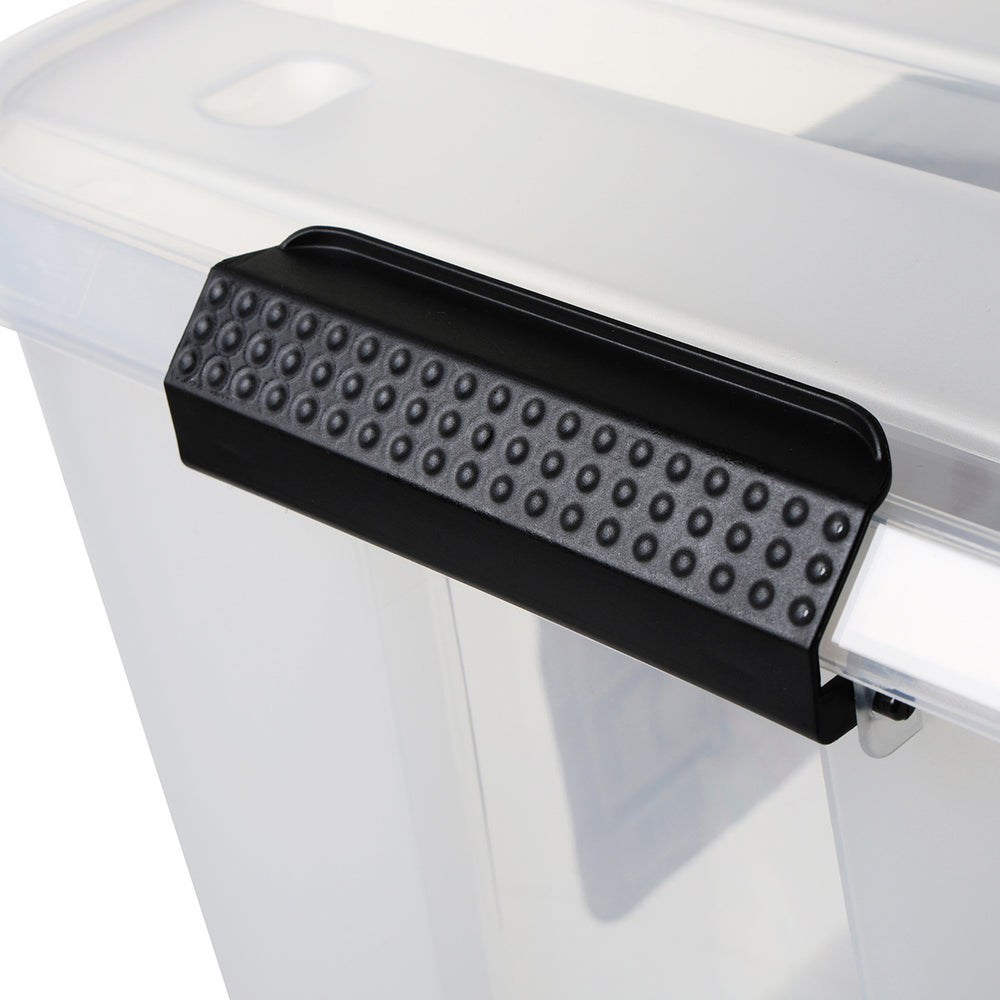 
                  
                    "Caja de almacenamiento con ruedas y tapa con asas de seguridad Transparente Cap 32 L."
                  
                