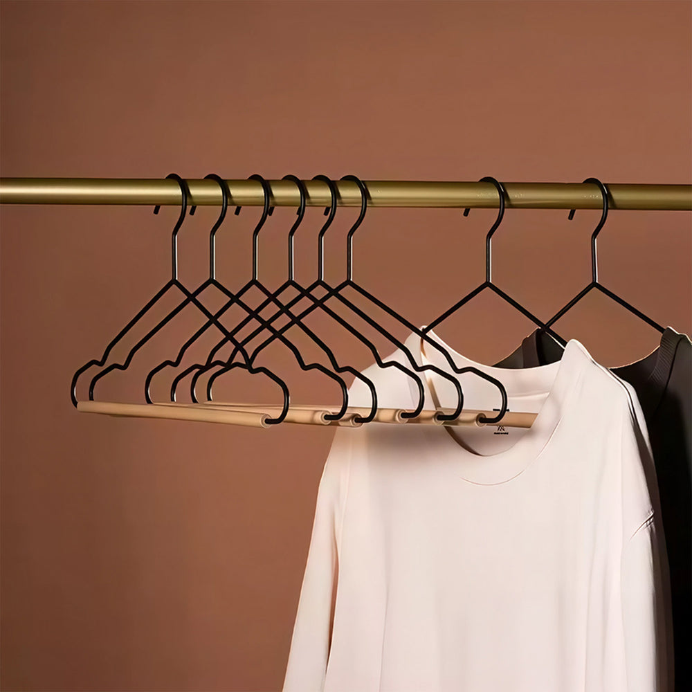 
                  
                    Ganchos metálicos para ropa con base de madera PERFECT SPACE. | Set de 6 piezas.
                  
                