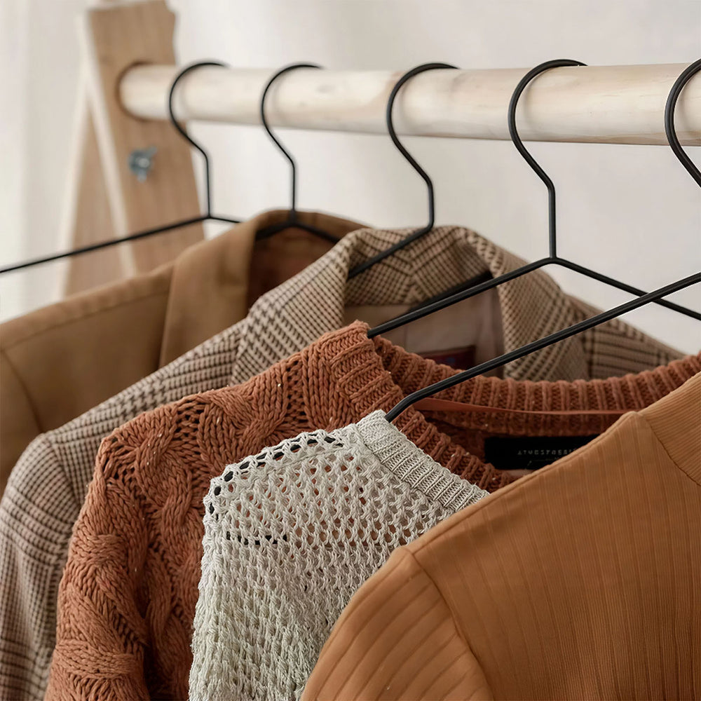 
                  
                    Ganchos metálicos para ropa con base de madera PERFECT SPACE. | Set de 6 piezas.
                  
                