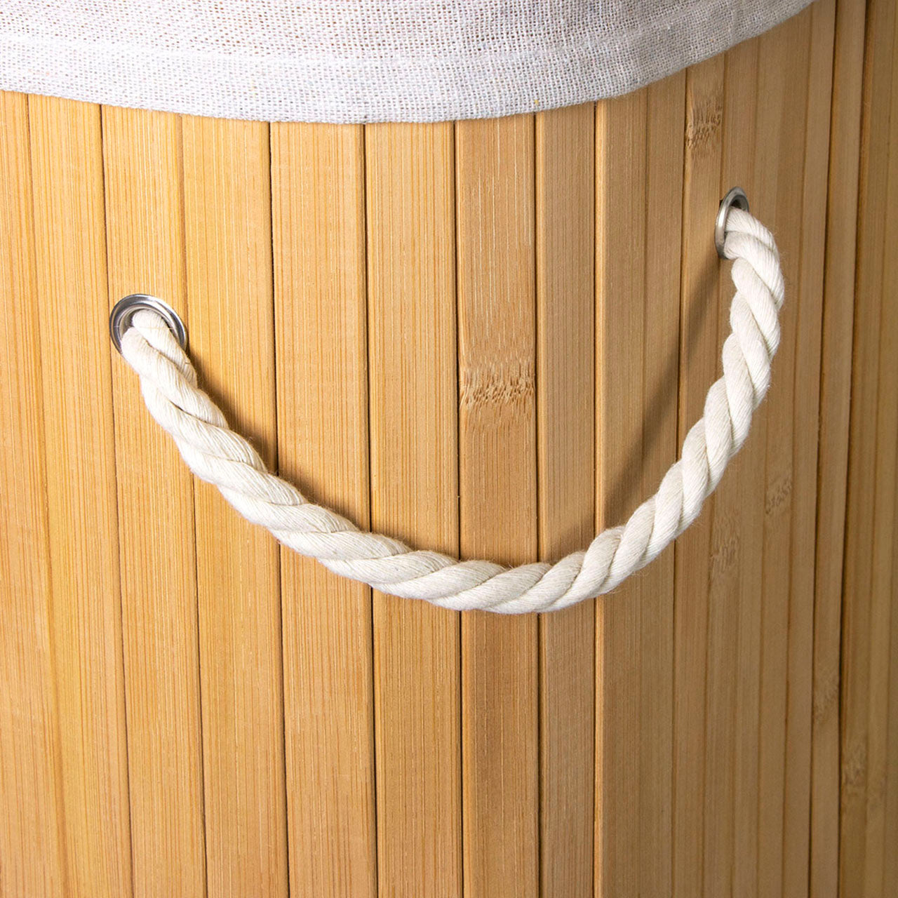 Acercamiento a las asas laterales reforzadas y a la textura premium de las tablillas de bambu del organizador de ropa