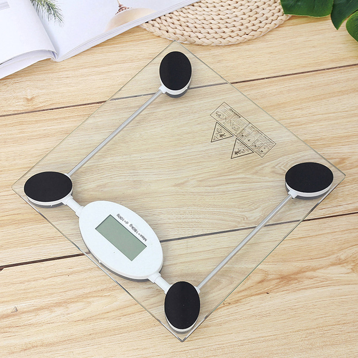 Bascula digital blanca de Lo Necesito integrada en la decoracion de una recamara moderna, resaltando su diseño minimalista y elegante para el hogar