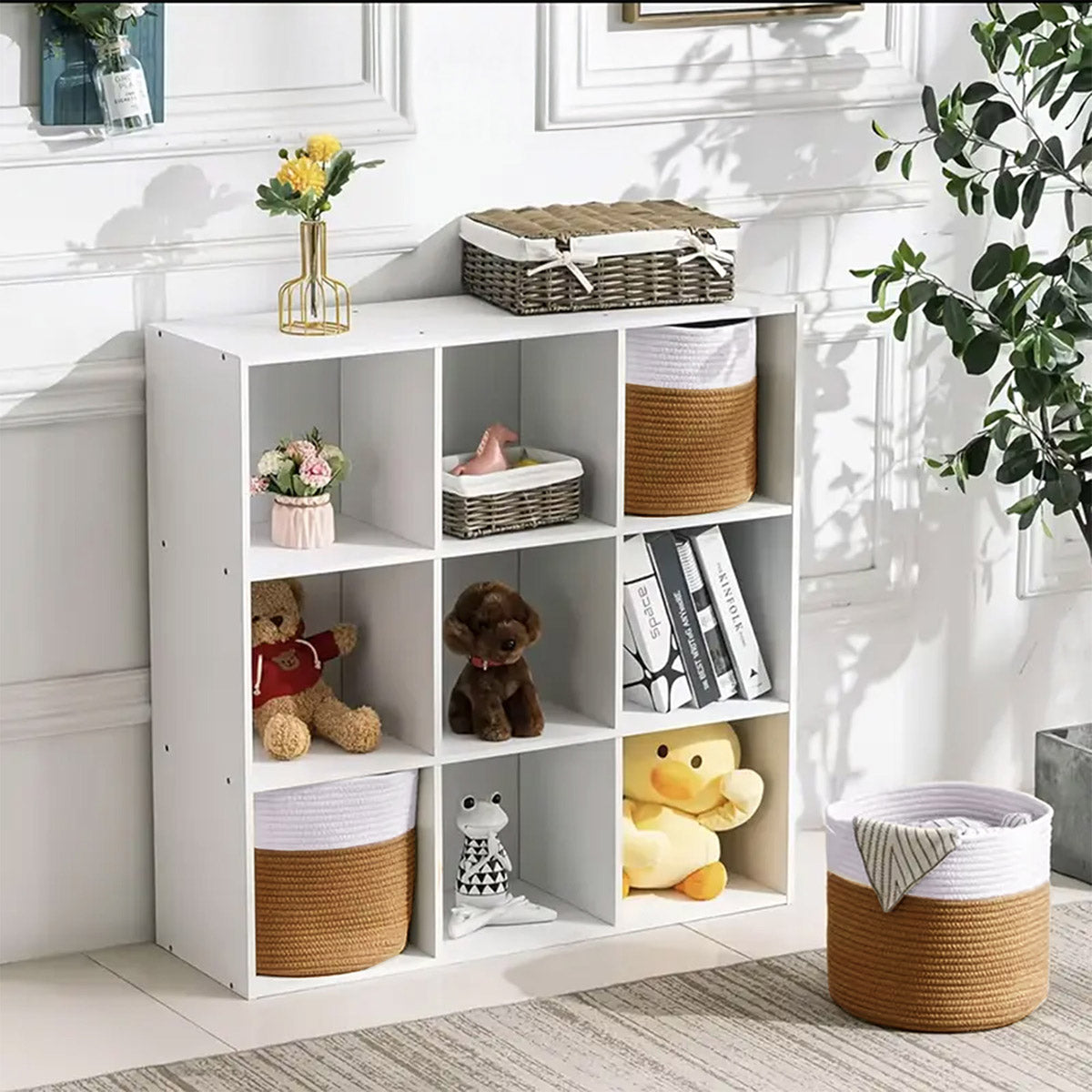 Canasta decorativa blanca y beige para organizacion de accesorios en una sala de estar moderna