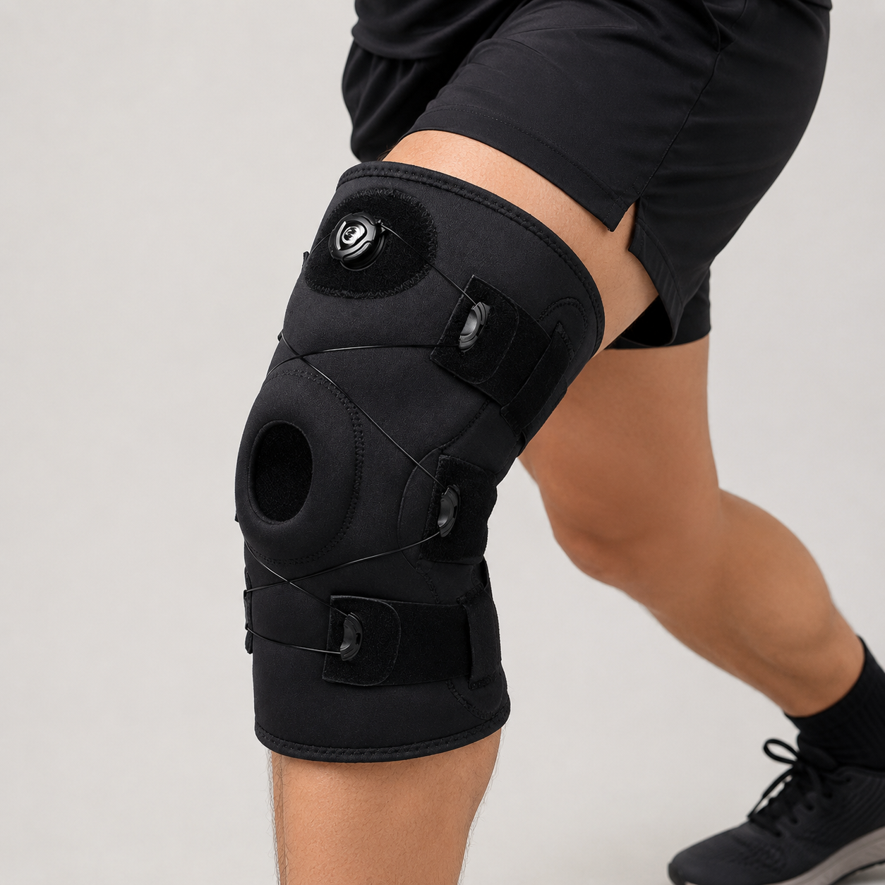 Deportista usando soporte de rodilla para levantamiento de pesas y entrenamiento de crossfit