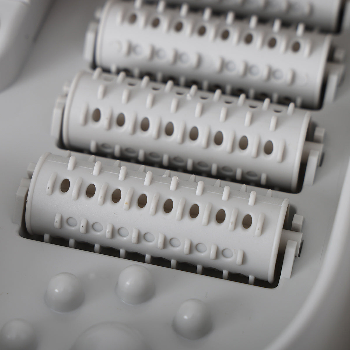 Detalle de los rodillos para masaje manual del spa para pies donde el usuario controla el movimiento