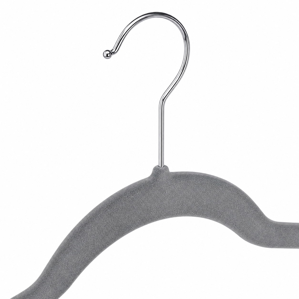 Detalle del gancho metalico fijo y el recubrimiento textil de la percha de terciopelo gris premium Lo Necesito