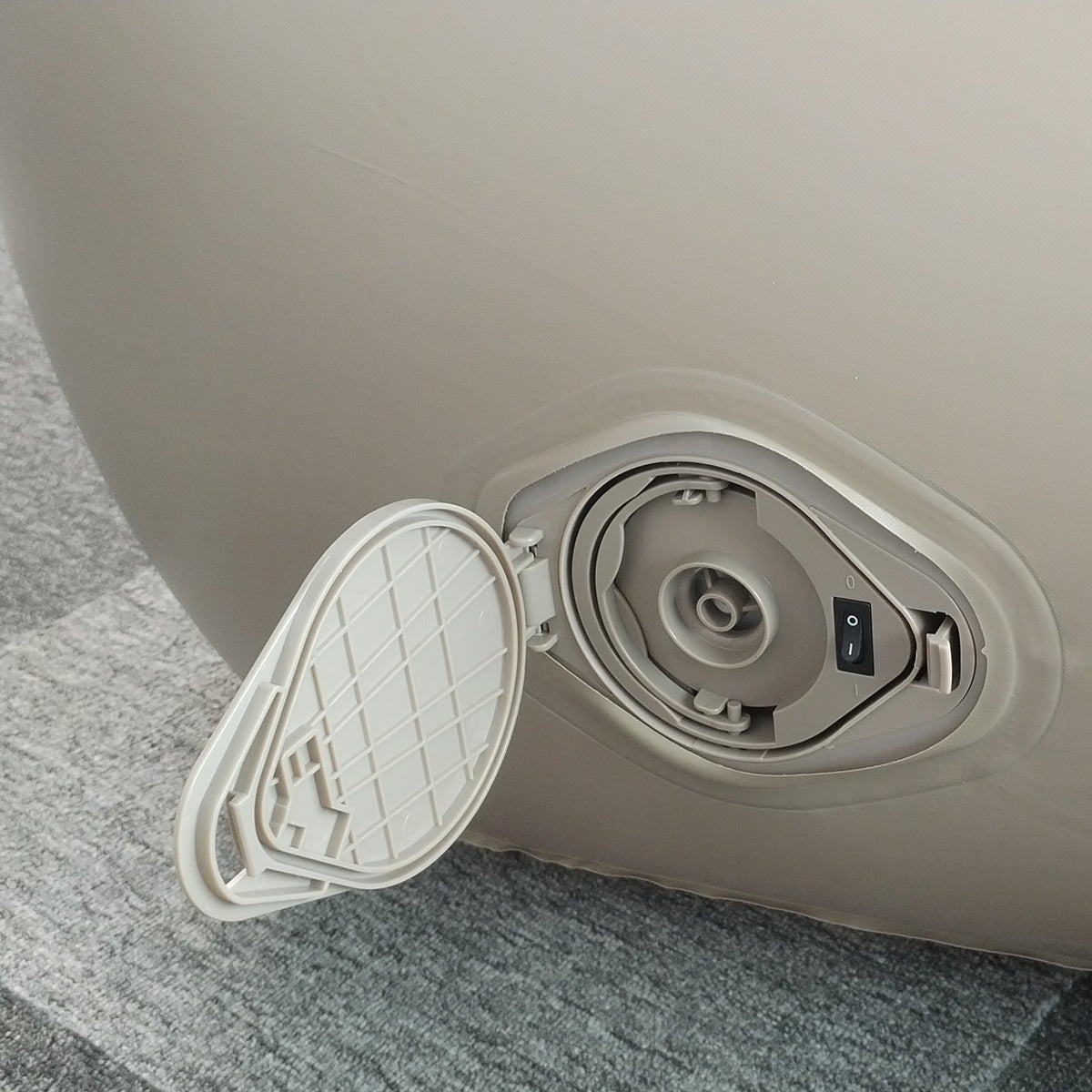 Detalle del sistema de bomba electrica integrada y cable de conexion para inflado automatico del sofa