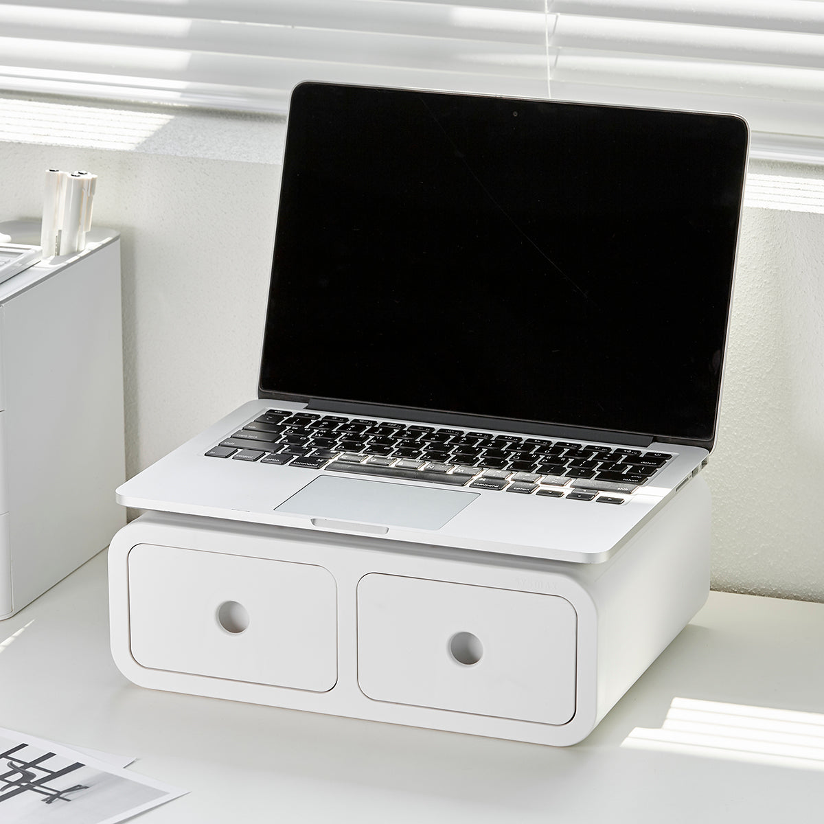 Escritorio de home office organizado con el soporte elevador de monitor para una postura ergonomica saludable