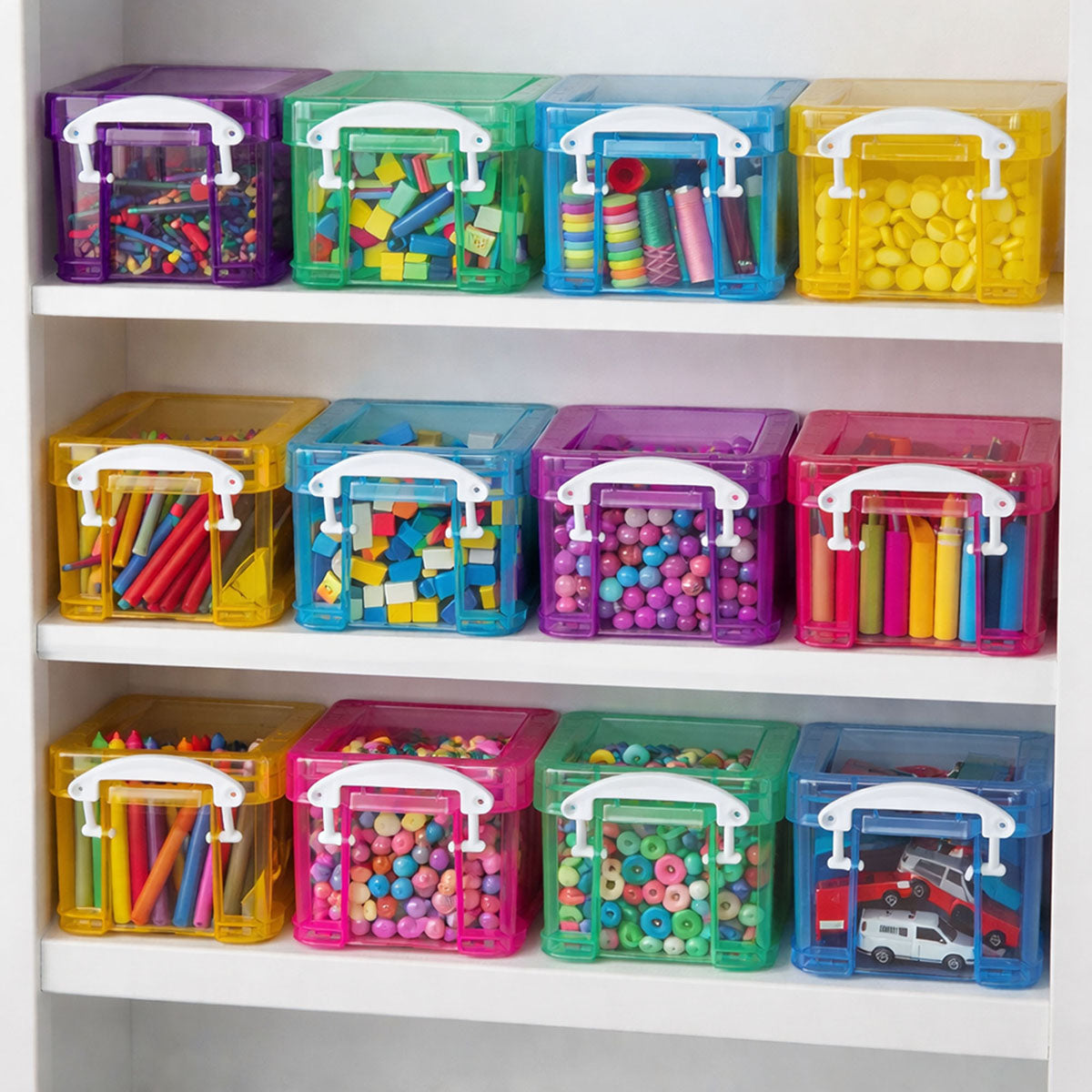 Gavetero plastico de colores apilado en repisa para organizar suministros de oficina o taller