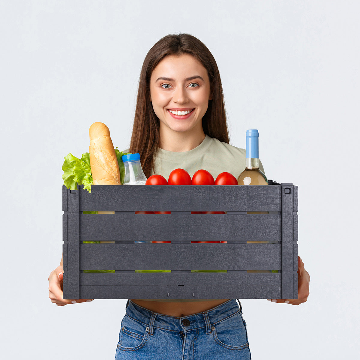 Huacal de plástico azul con efecto madera sosteniendo el supermercado de una mujer 