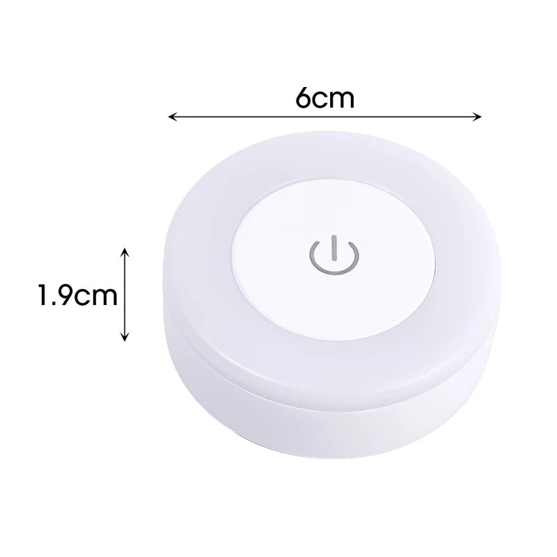 Infografía tecnica mostrando el diámetro de 6 cm y el grosor de 1.9 cm de la lampara LED portatil