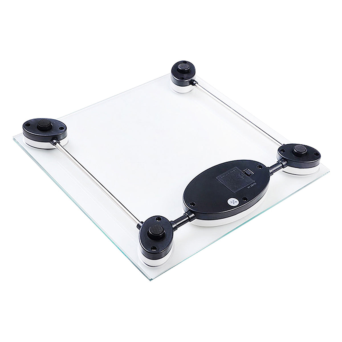 Mujer feliz utilizando la bascula digital de alta precisión para el control de su peso, resaltando su diseño moderno y facilidad de uso