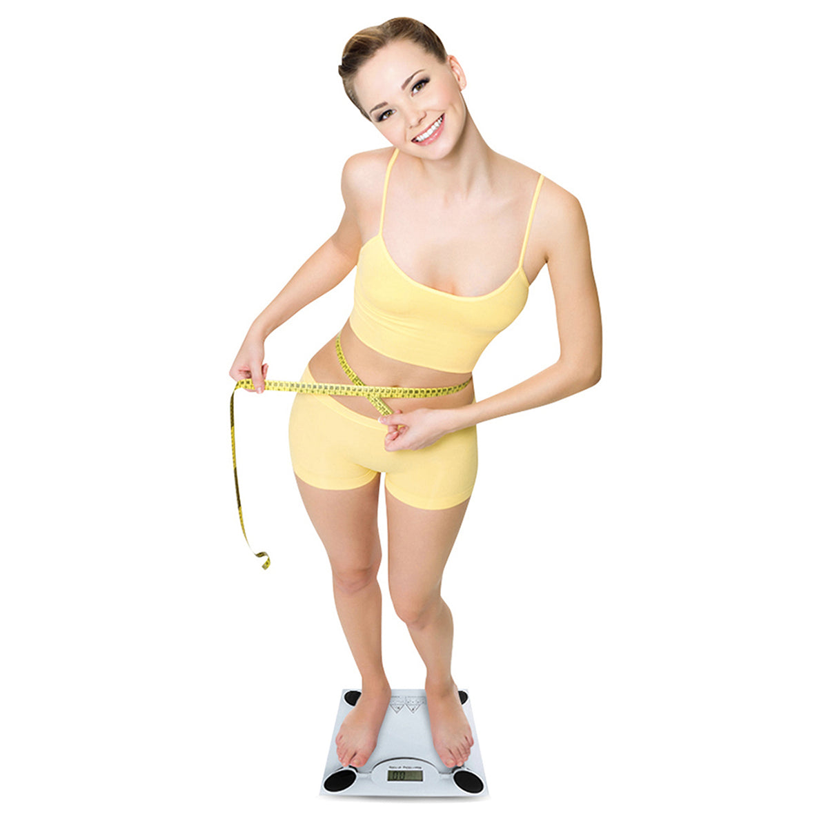 Mujer satisfecha utilizando una de las basculas digitales del set de dos piezas resaltando la precisión y el valor del paquete familiar