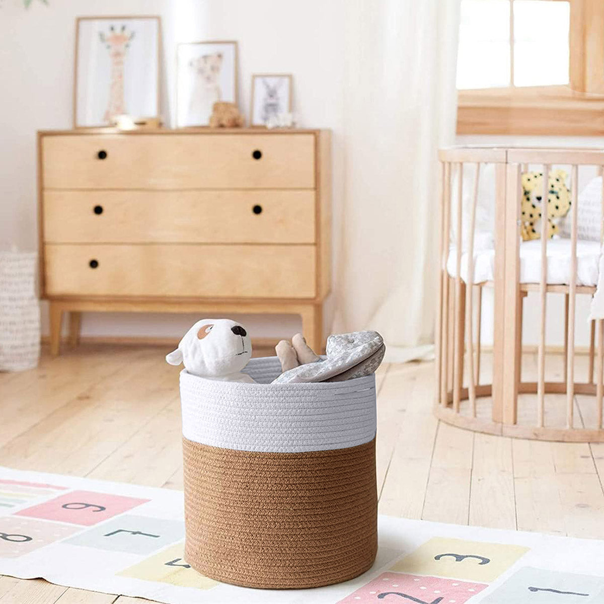 Organizador de juguetes y mantas estilo Boho en una sala moderna