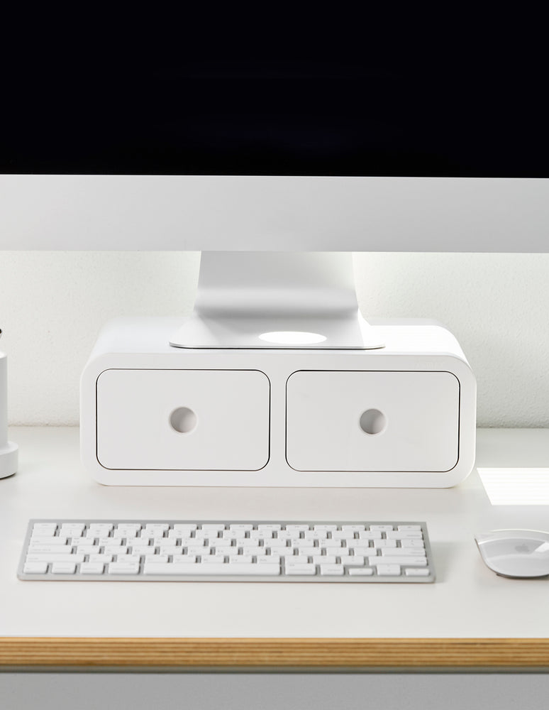 
                  
                    Soporte organizador para monitor.
                  
                