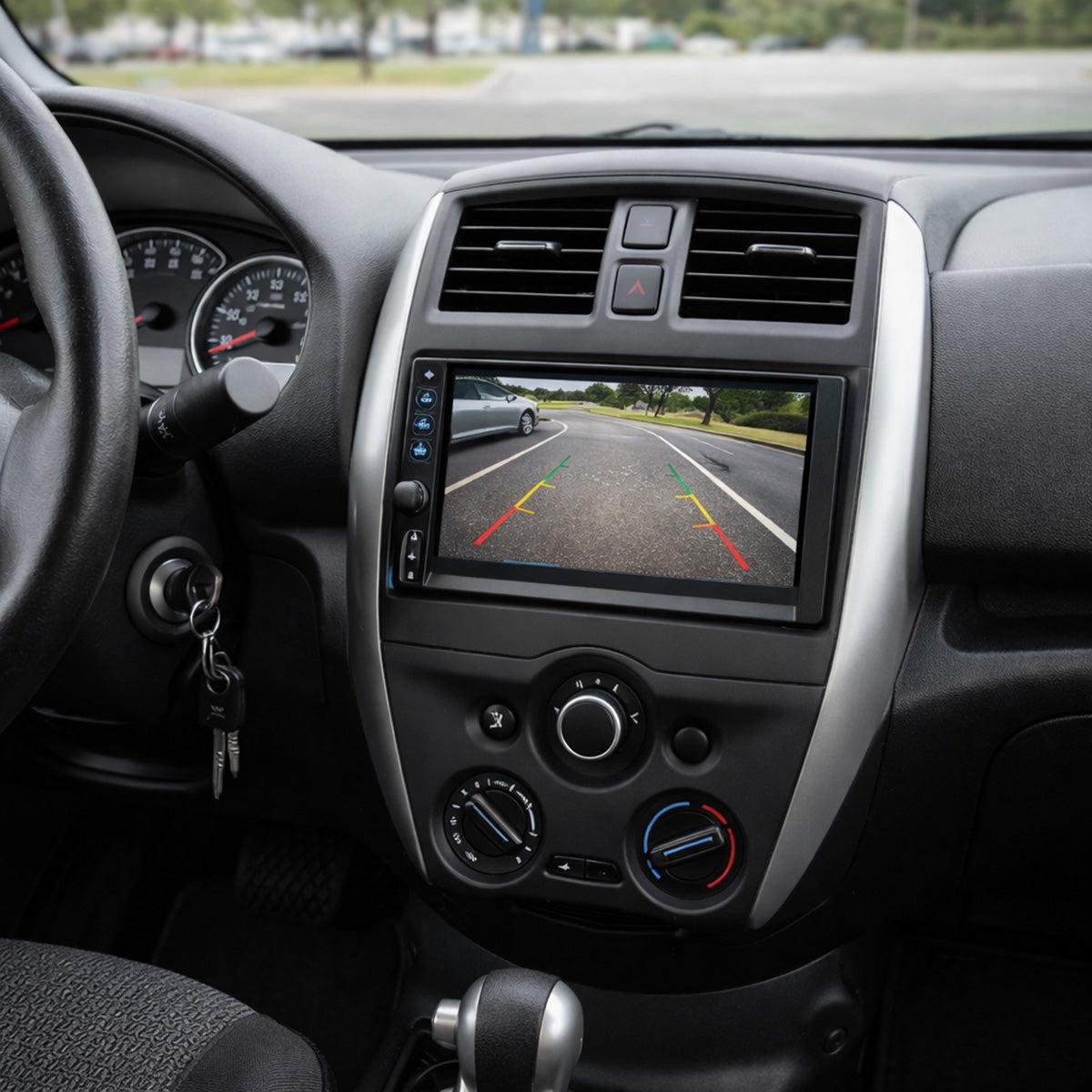 Pantalla de autoestéreo instalada en tablero mostrando la asistencia de cámara de reversa durante el estacionado