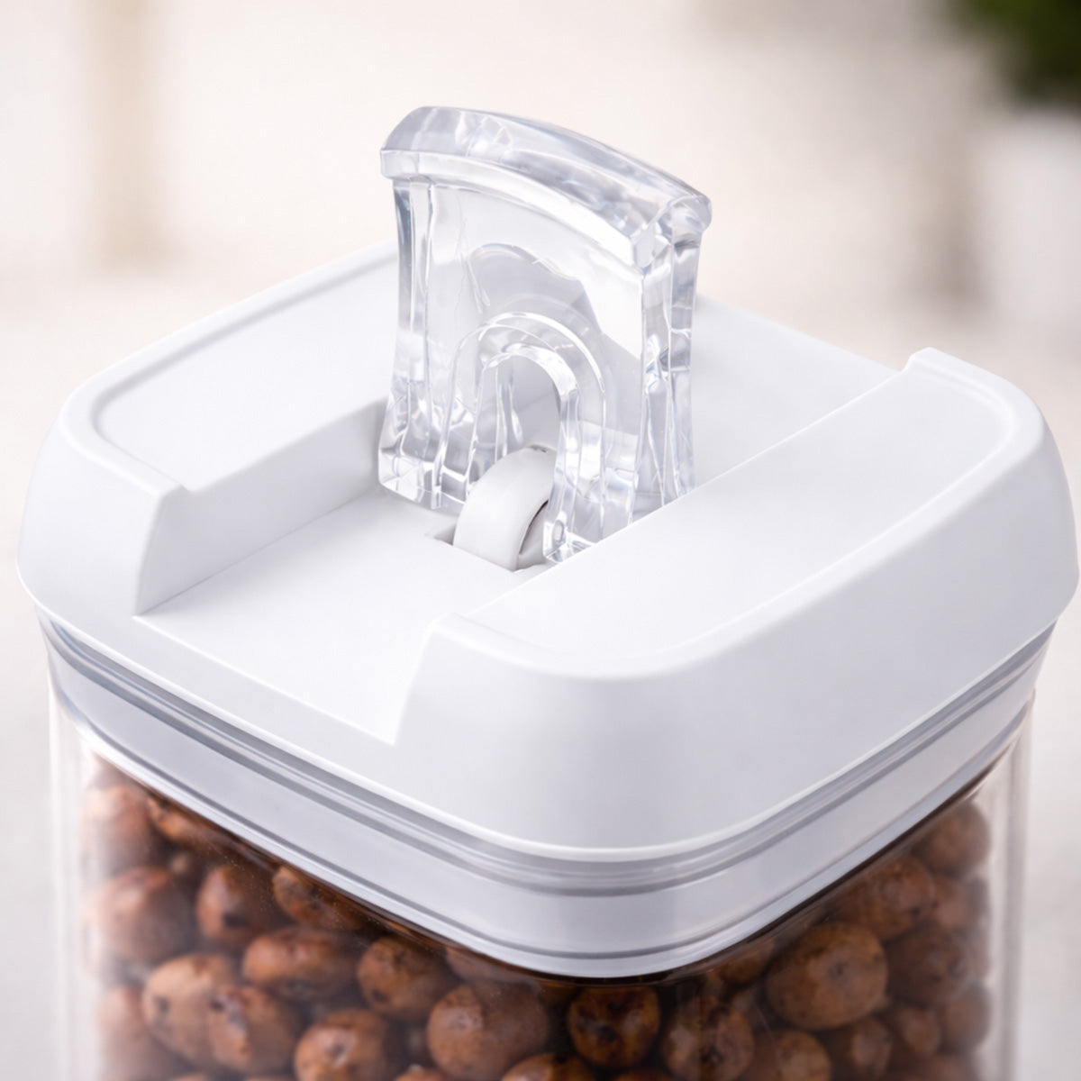 Primer plano del mecanismo de bloqueo superior y sello hermético de alta calidad en los contenedores del set master AG Box