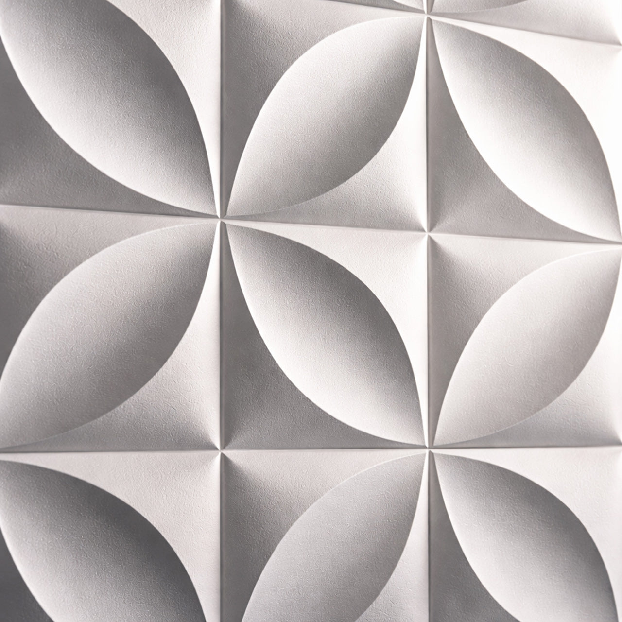 Primer plano detallado del panel decorativo resaltando el relieve profundo y los detalles organicos del diseño floral en PVC de alta densidad