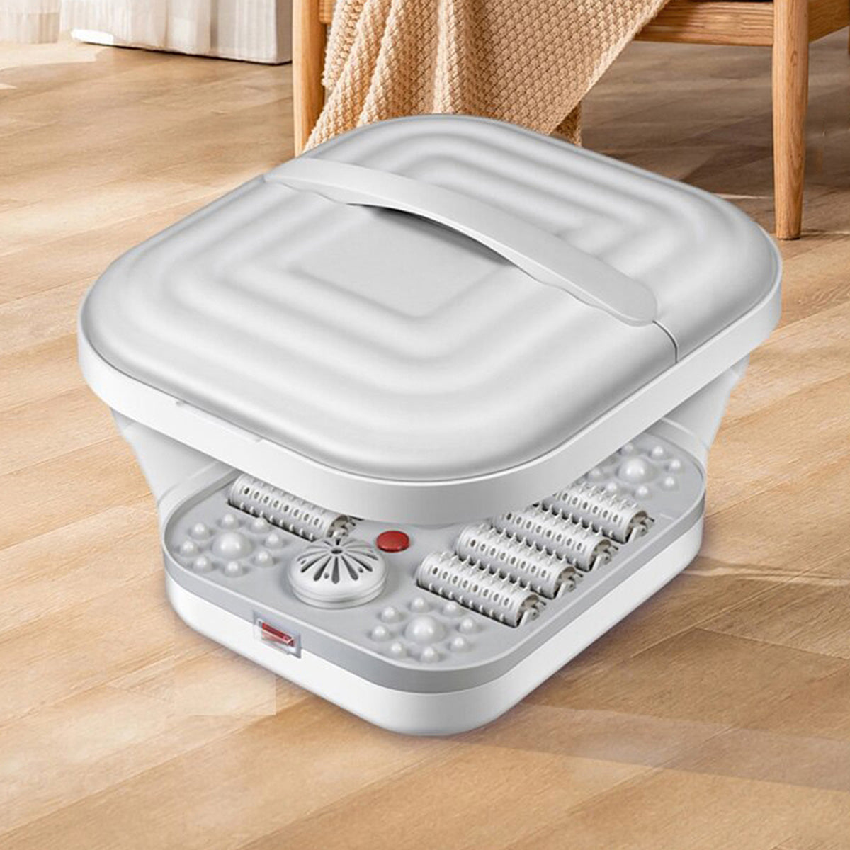 Tina para pies con rodillos de masaje manual en una sala para descanso y pedicure en casa