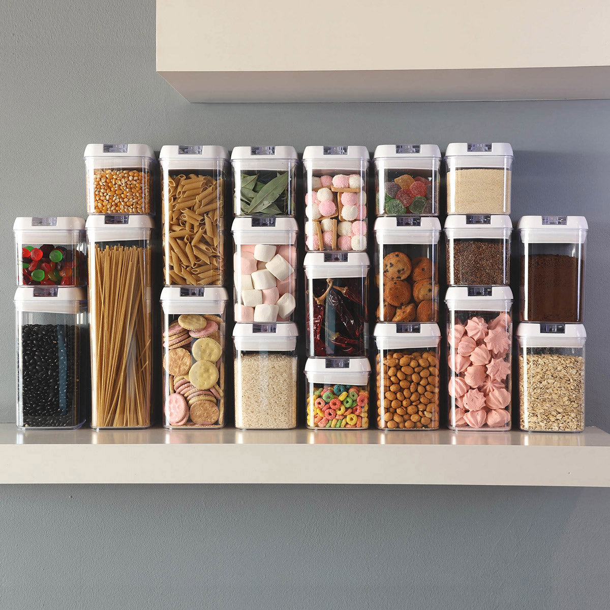 Transformación total de cocina usando el set de 20 recipientes herméticos blancos de Lo Necesito con diseño apilable