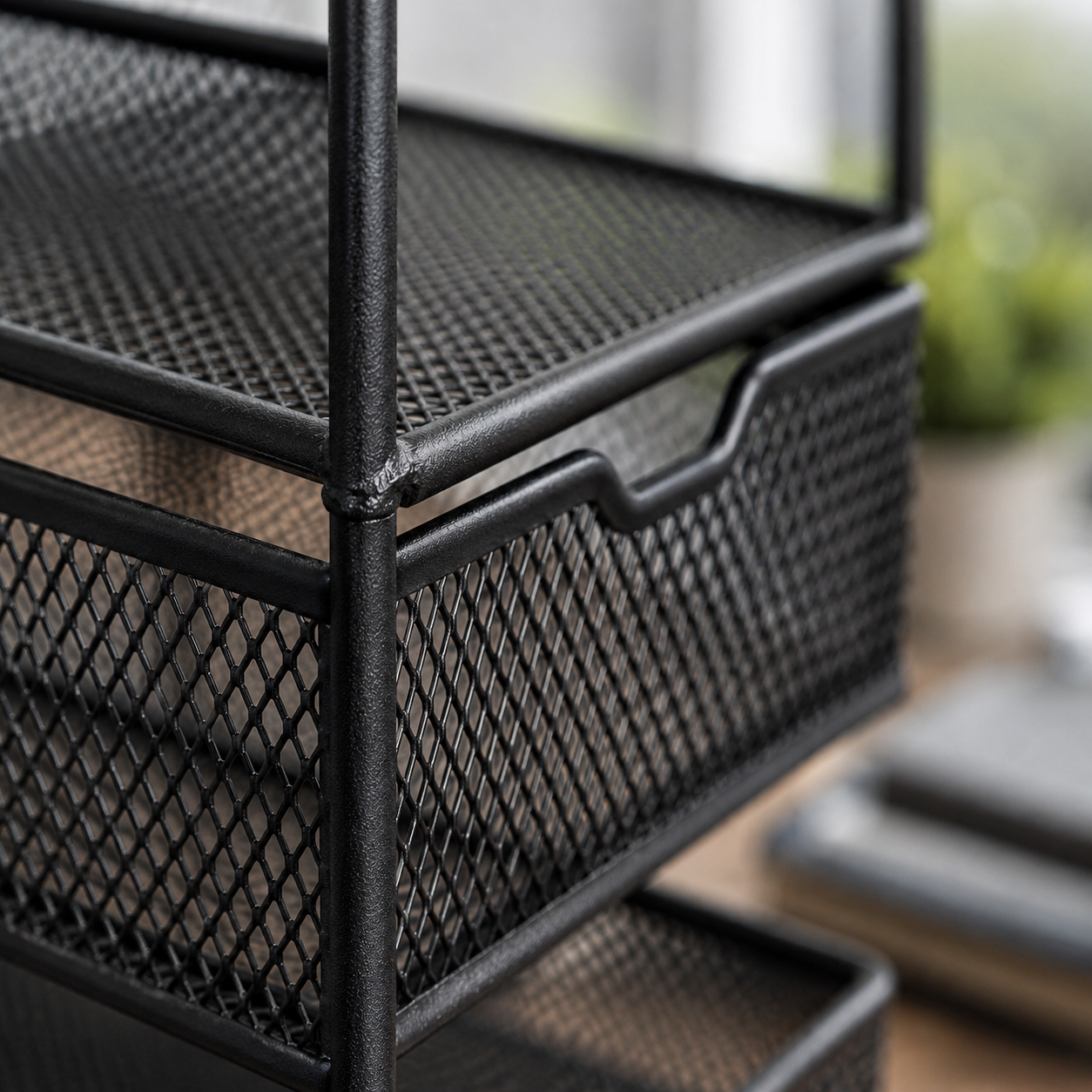 acercamiento al material super resistente de organizador de escritorio metalico negro