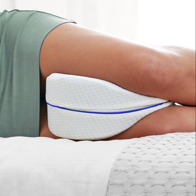 almohada ortopedica siendo utilizada para dormir correctamente entre las piernas 