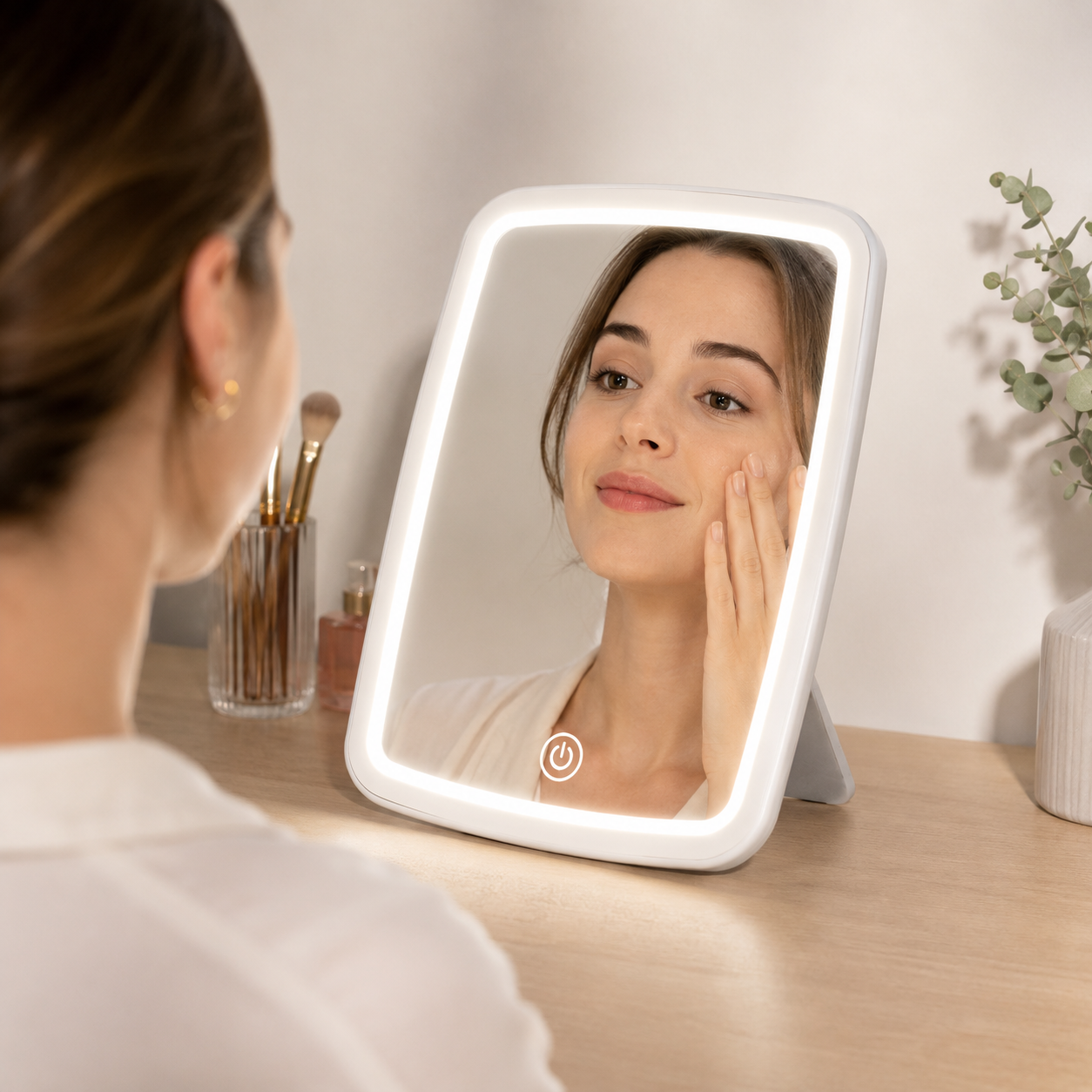 mujer utilizando espejo led blanco para realizar su rutina de piel y maquillaje 