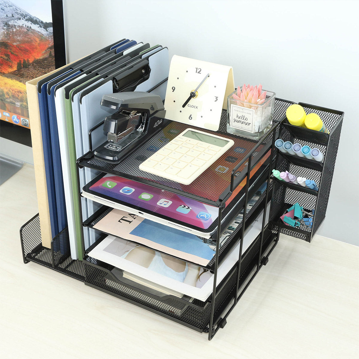 organizador de escritorio siendo utilizado para organizar papeleria 