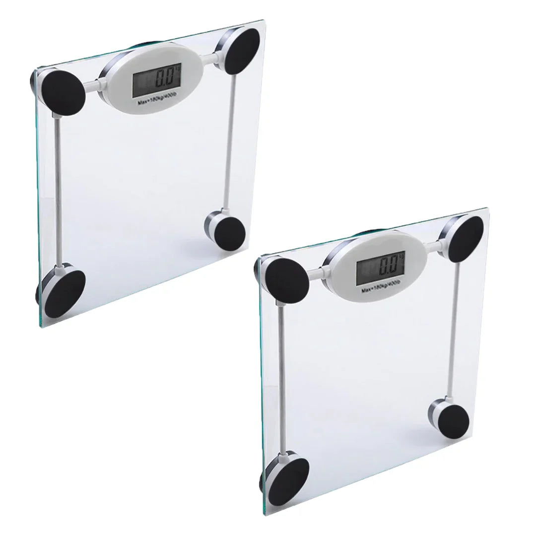 Set de dos basculas digitales de baño blancas con plataforma de vidrio templado y pantalla LED sobre fondo blanco de Lo Necesito